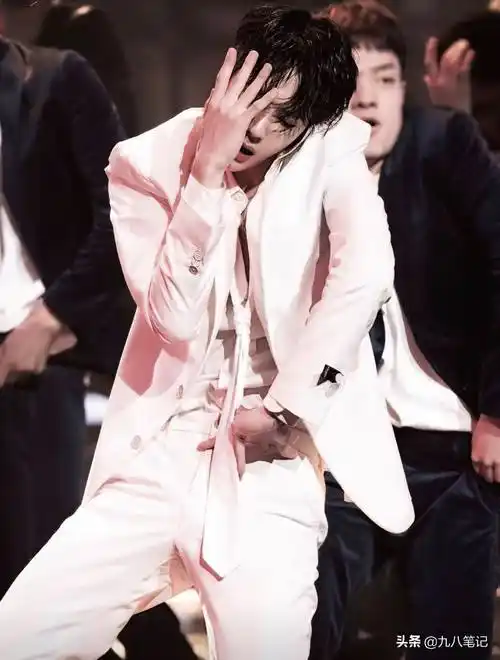 王一博凭借《散落的华服》成功反黑,粉丝找到了最欲的打开方式_舞蹈