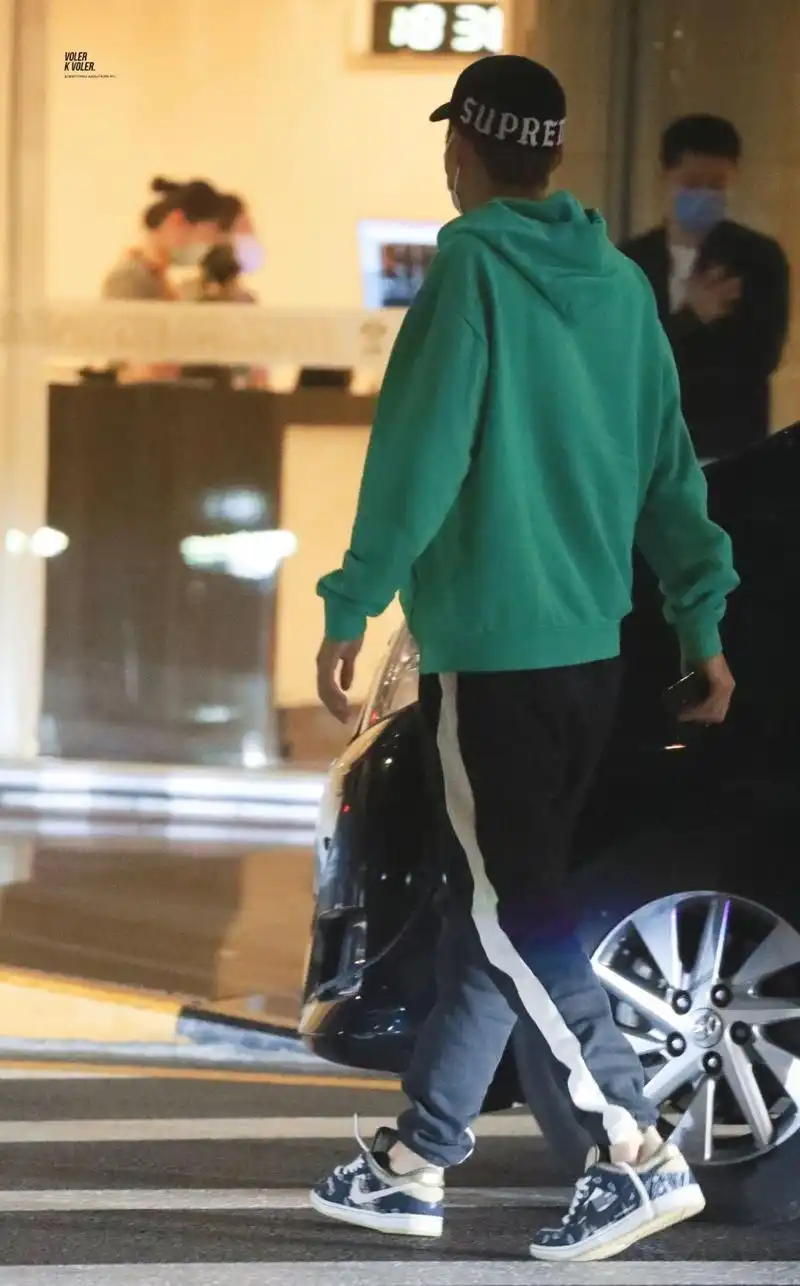 吴亦凡机场出发照 小超人再次开启工作之旅