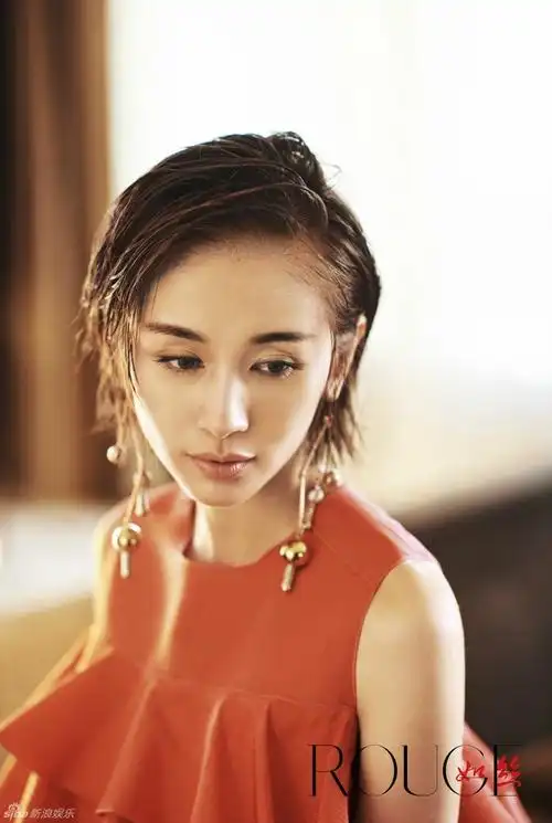 王子文曝大片 湿发演绎性感精致小女人