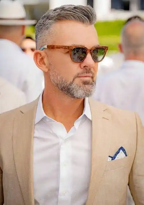 男人过了50岁,换发型就选这一款,哪怕头发花白依然很有型_男士_中年