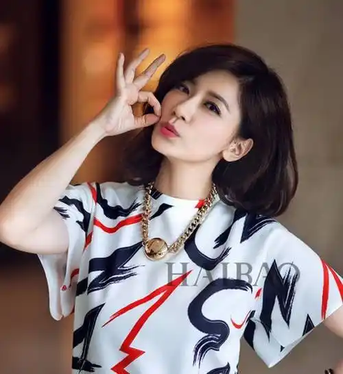 贾静雯出席活动,烈焰红唇笑容甜美似少女