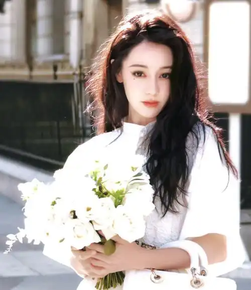 迪丽热巴米兰生图曝光!美神降临五官精致,和王俊凯同框太养眼!