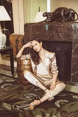 张钧甯香槟色丝绸西装 率性洒脱彰显高雅气质