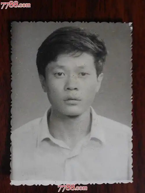 八十年代老照片:标准像【尺寸7.5x5.5公分】!
