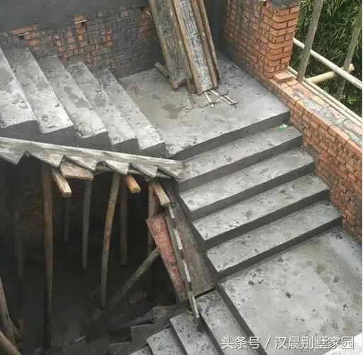 有钱就是好,泰州汪总盖的带地下车库现代别墅,邻居看了都坐不住!_盖房