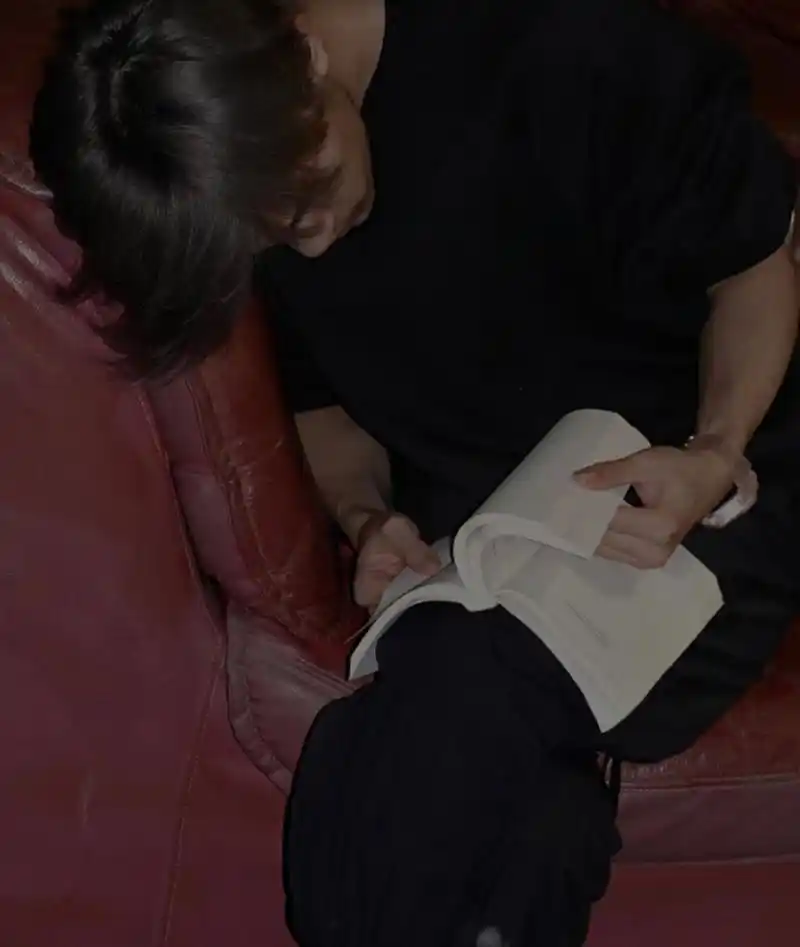 易烊千玺分享飞机上看书视频,易烊千玺是真的有在认真记录和分享生活