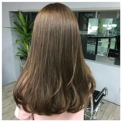 的人群来说,比起黑色更容易打理,这是由于冷棕色头发还能塑造出慵懒感