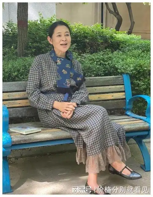 "平民导演"杨亚洲:把二婚的倪萍宠成宝,为患病继子奔波劳碌