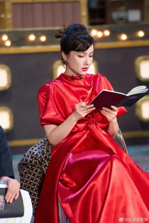 【《#大侦探黑钻大劫案#》高清剧照】之昕跳@吴昕:  公认的珠宝公主昕