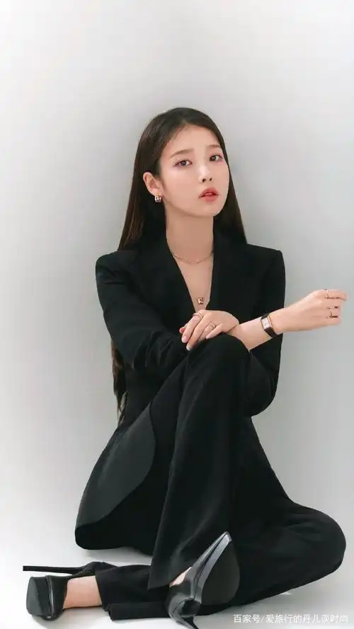 韩国女星李知恩优雅个性穿搭,彰显独特气质!