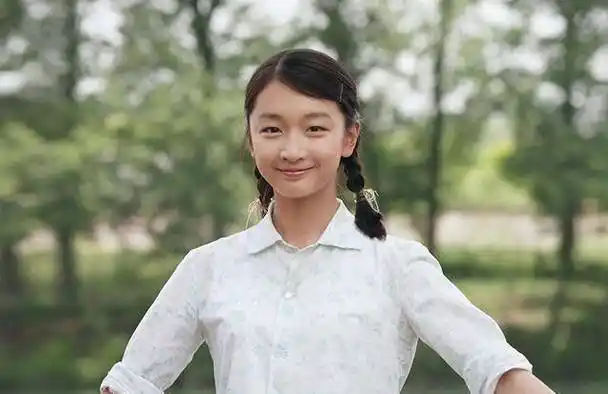 周冬雨出道至今青春依旧,一路开挂摘影后桂冠,开挂的人生了不起_明星