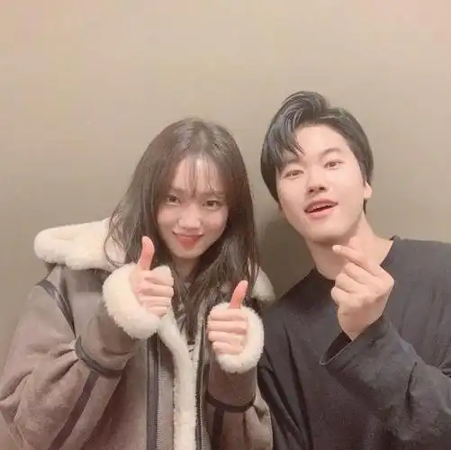 李圣经与好友合照身穿条纹t恤搭羊毛绒外套出镜羡慕皮肤状态