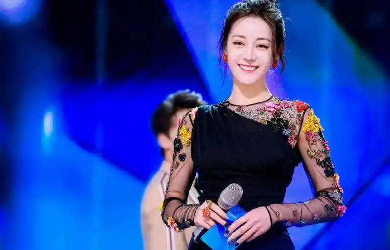 迪丽热巴身穿美丽衣裙,再现创造营舞台上,歌舞精湛气质出尘