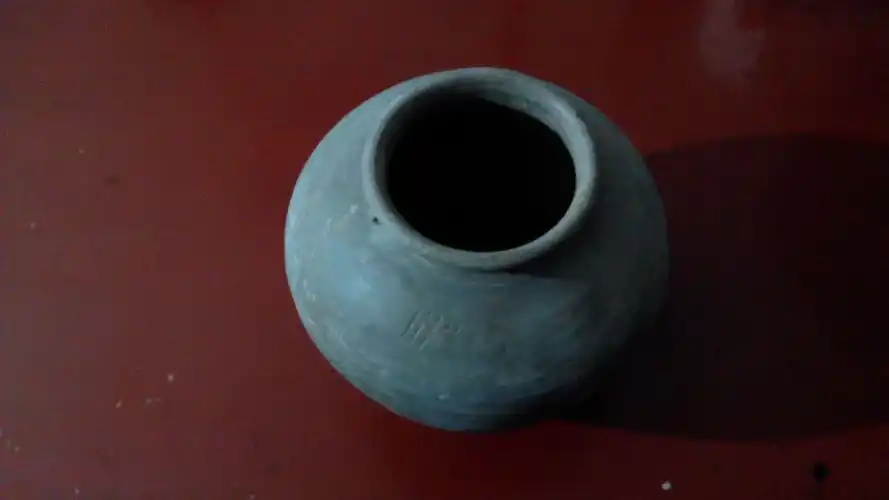 谁知道这个瓦罐是什么年代的?现在值多少钱?上面的印章是什么意思?