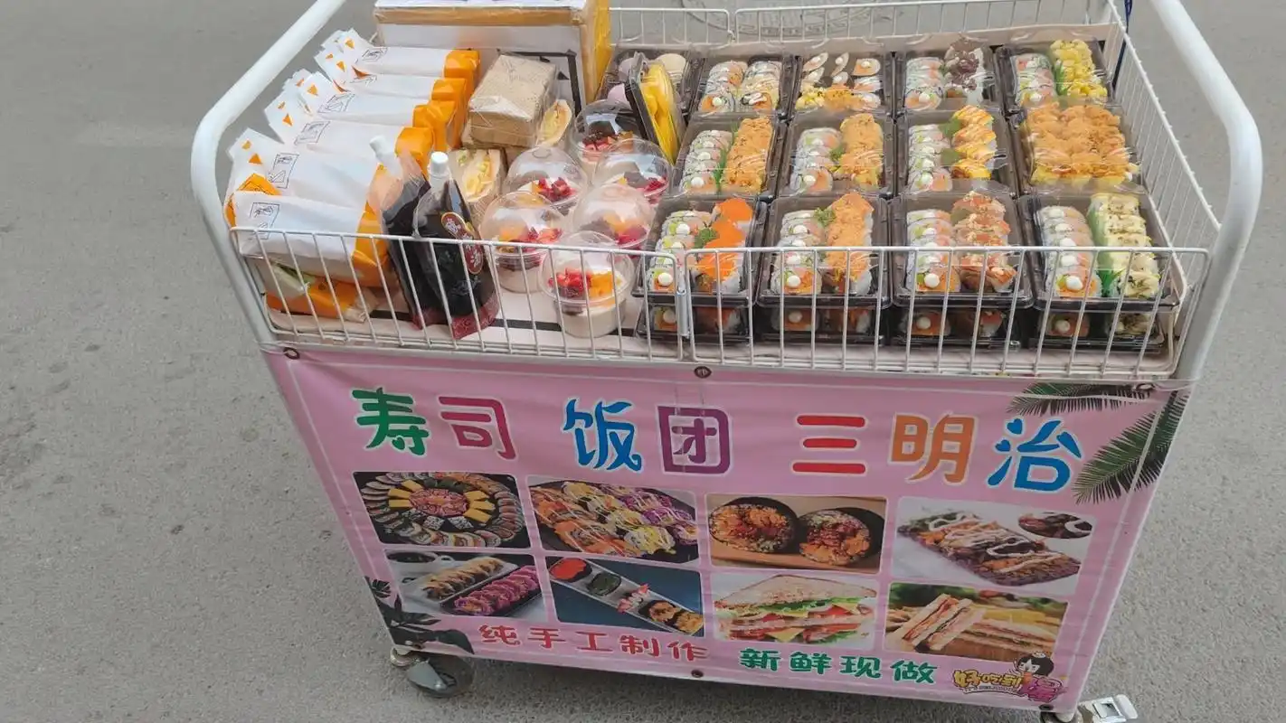 摆摊我是认真的,认真做好每件事#寿司 #三明治 #饭团 #每 - 抖音