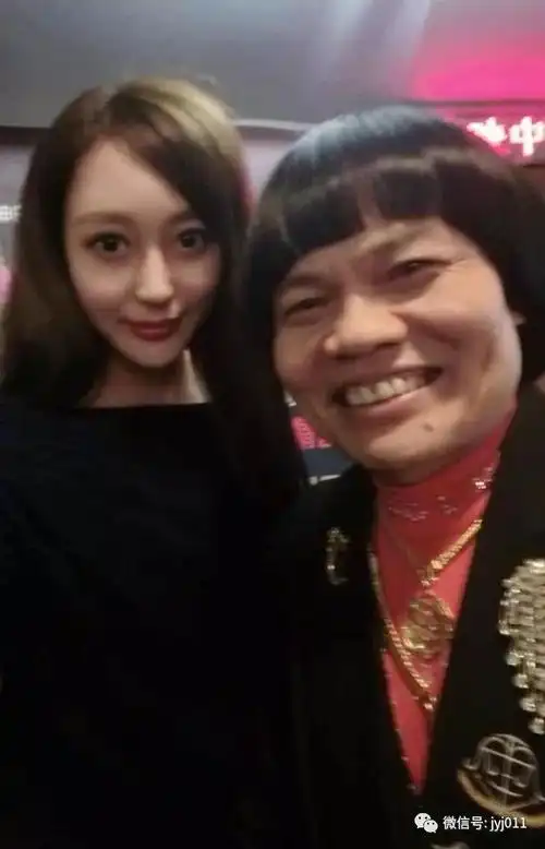 64岁"八两金"全家照,儿子帅气,老婆亏光家产,称周星驰是兄弟