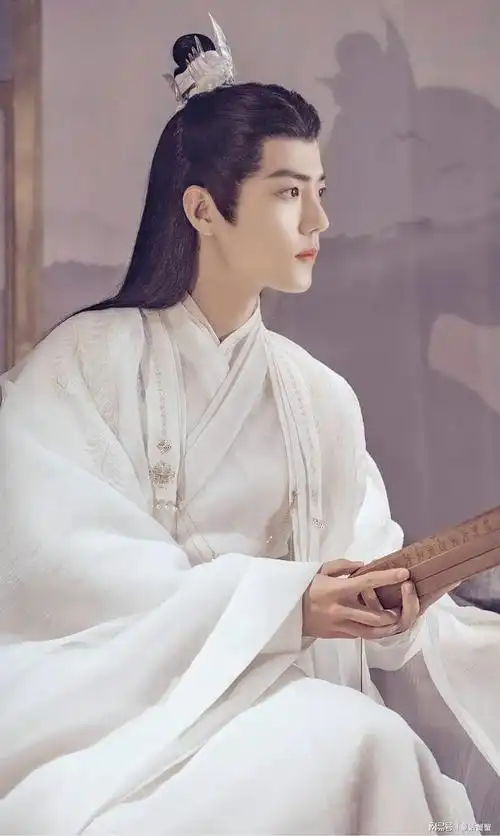 肖战玉骨遥屋顶白衣造型手拿玉笛清冷男神
