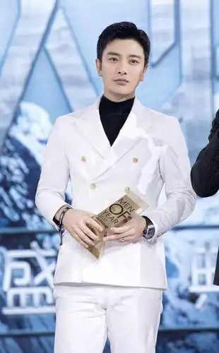 贾乃亮现身春晚彩排状态好