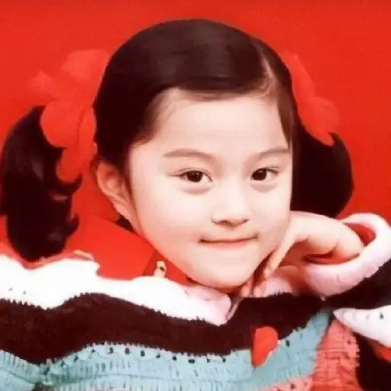 范丞丞童年照 易烊千玺童年照 范冰冰童年照,很奶萌啊,脸上有肉的