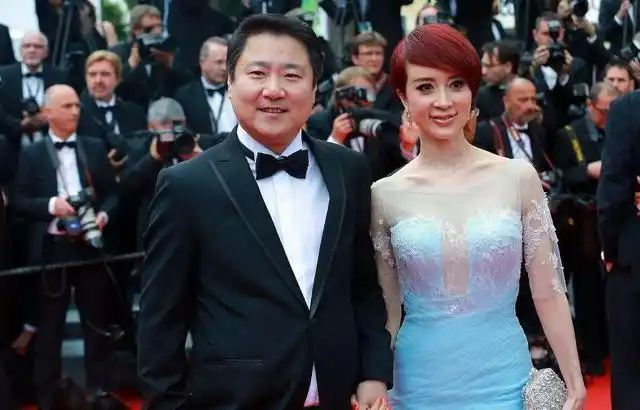 金巧巧和老公同框好幸福穿人鱼裙看不出赘肉但发色略俗气