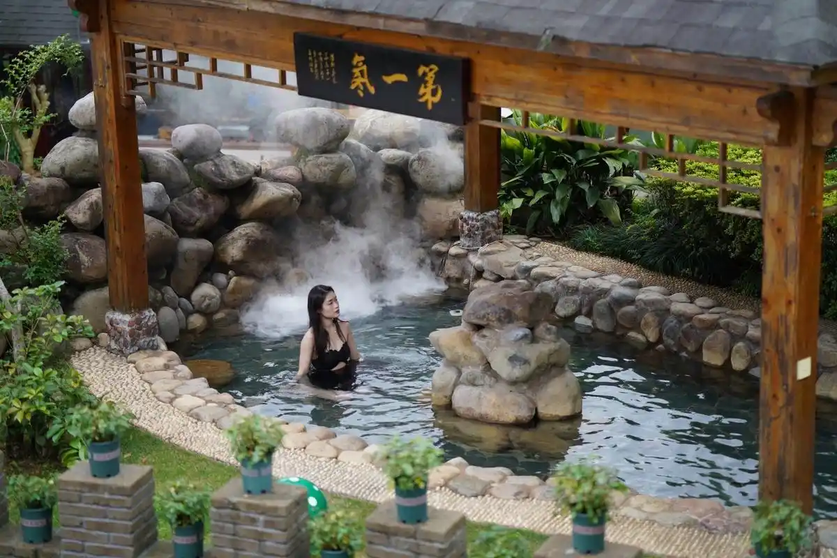 大峡谷温泉度假村室外泡温泉有各种各样的泡池,比如中草药,红酒,牛奶