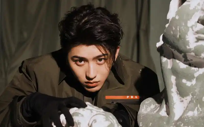 蔡徐坤杂志写真帅气高清壁纸图片