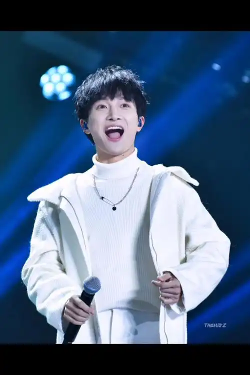 周深的笑眼啊,像温柔的暮霭,似山间淡淡云月,能够数次地让人心动.