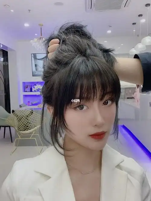 减龄刘海瘦脸发型