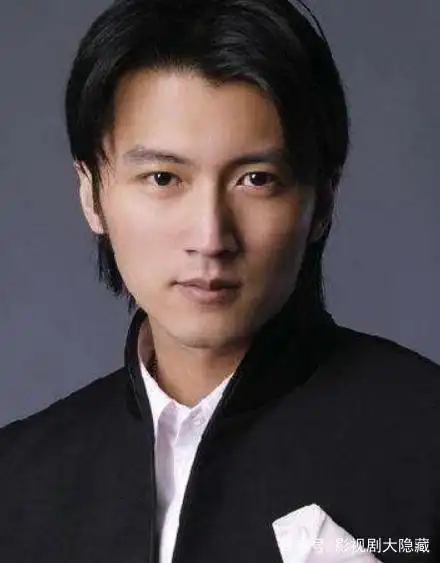 年轻时的谢霆锋穿着黑色上衣,五官清秀,十分帅气!