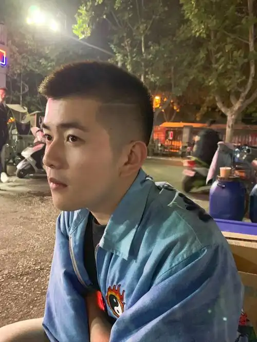 剪了寸头所以足够少年吗