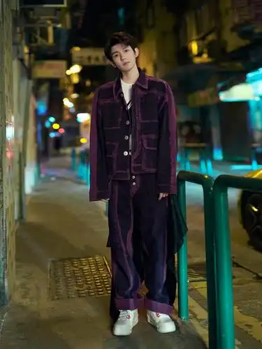 王源工作室 跨年造型图 澳门街头街拍大片既视感