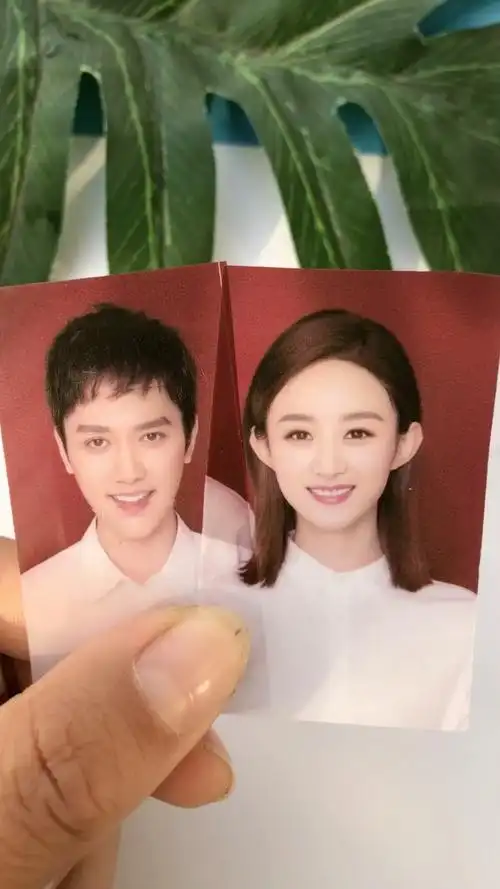 赵丽颖冯绍峰照片合起来,就是他们宝宝的样子