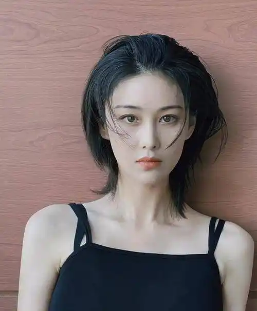 精致的五官,干练的短发!张馨予也太酷了!_头型_长发_脖子