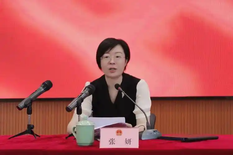 8月24日,莲都区人大召开会议,区委副书记,区长张妍向区十七届人大代表