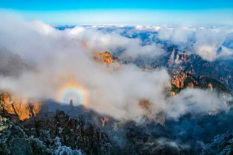 黄山雪后初霁显佛光