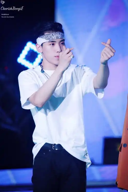 林彦俊 朱正廷 王子异 小鬼王琳凯 尤长靖他们的花式比心