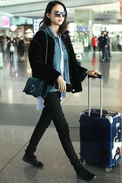 张梓琳穿黑色丝绒外套配黑色长裤秀大长腿笑容灿烂女神范十足