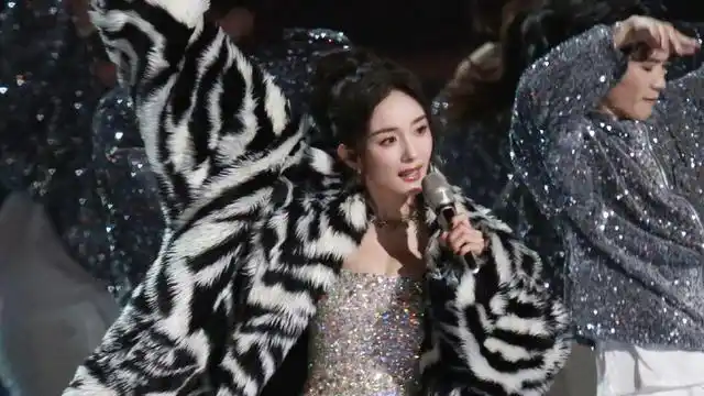 杨幂跨年晚会大秀好身材,网友评价状态重回20岁