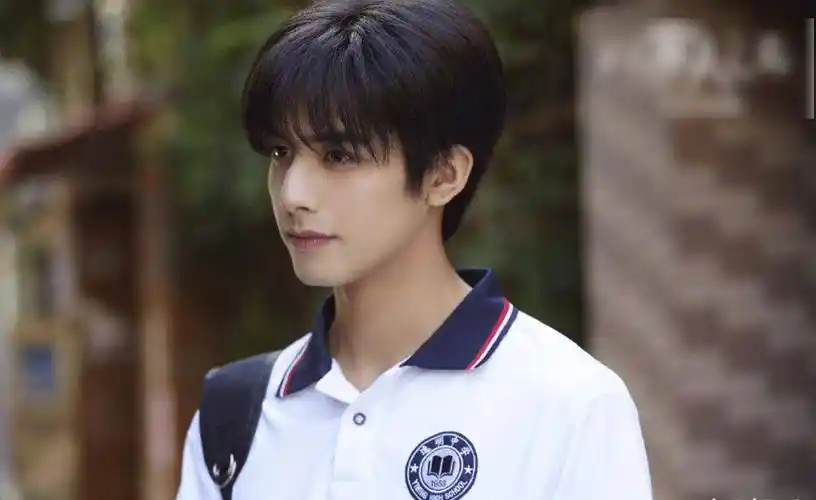 宋威龙寸头造型来袭,看起来比"凌霄"时尚,检验帅哥的标准来了_气质