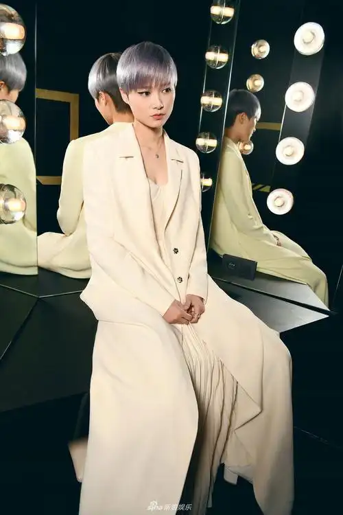 李宇春百褶长裙巴黎时装周走秀 诠释高贵优雅 奶茶妹妹看呆了