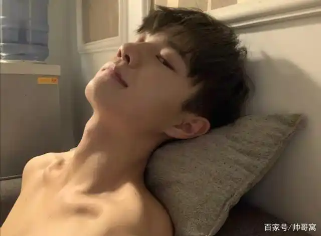 戴着近视眼镜,白白净净的可爱00后小奶狗,表情搞怪的自拍照片!