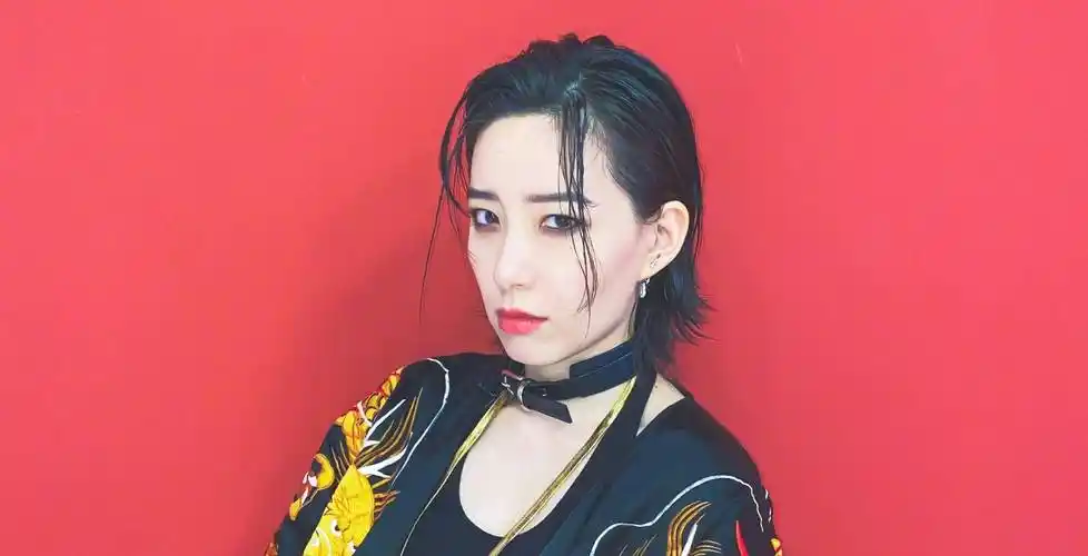 金晨李斯丹妮挽手散步,当街合影搂抱闺蜜情深,露小蛮腰太吸睛_网友