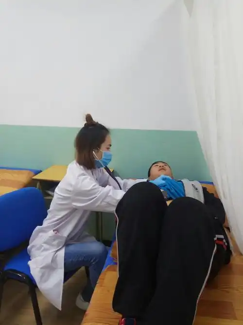 内科医生在为学生听诊