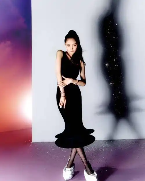 杨幂wonderland二月刊封面,抹胸皮衣性感撩人,露腿露背大秀身材_黑色