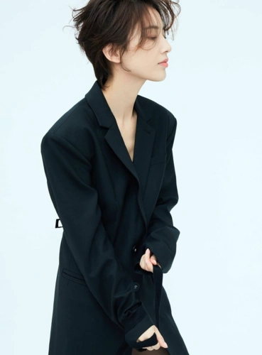 34岁的黄圣依剪短发穿西装,女人帅起来真没男人什么事