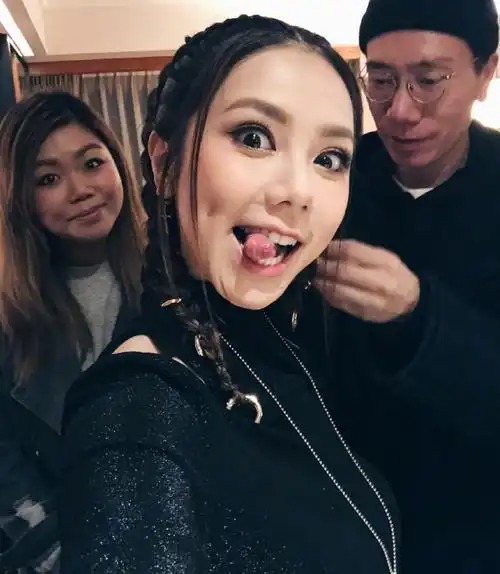 邓紫棋吐舌搞怪自拍超级可爱,大家喜欢她的歌吗?