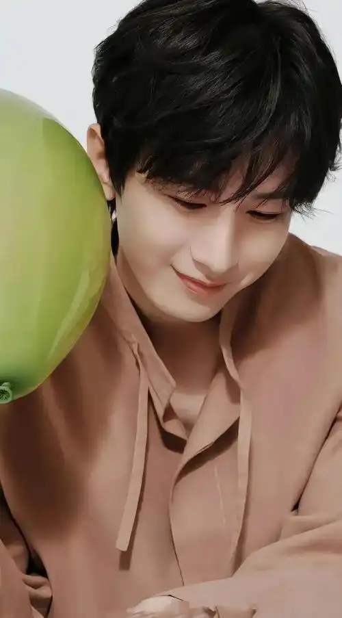 的是非常养眼的原生态帅哥,五官真的是绝绝子啊,杨洋的腹肌也是不错啊