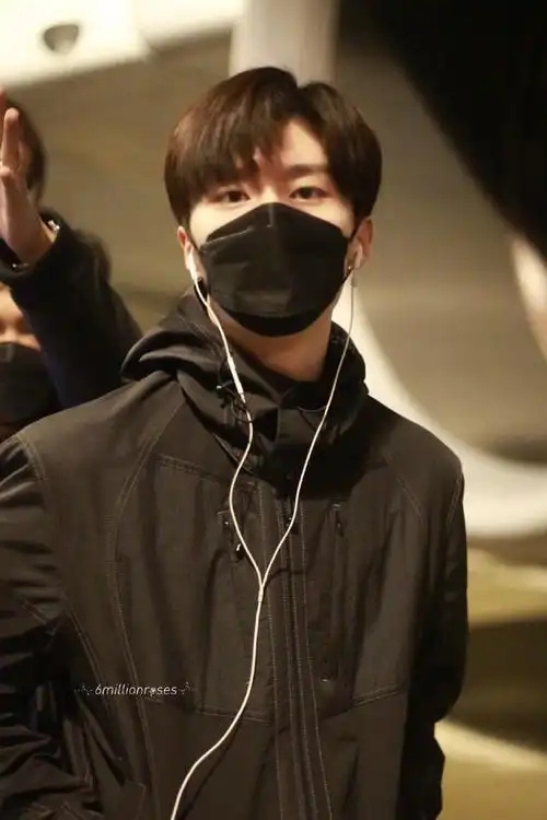 范丞丞昨晚北京出发飞上海 all black酷拽少年清清爽爽|运动风|口罩