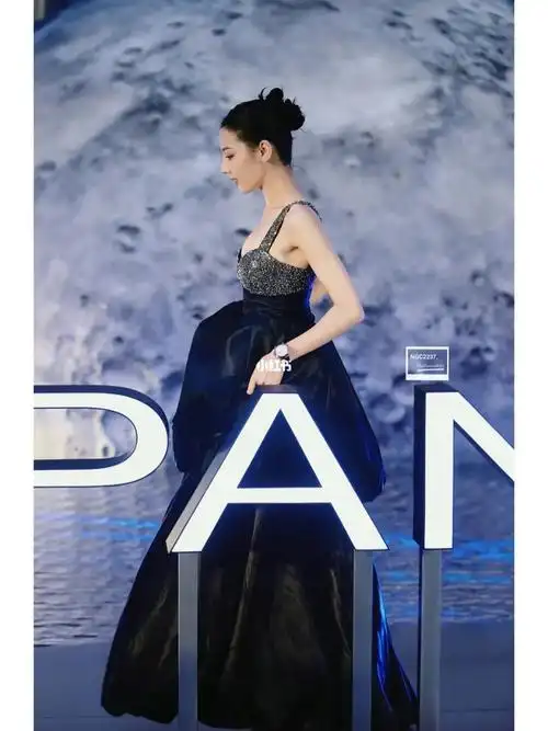 黑天鹅女神下凡迪丽热巴太美了01