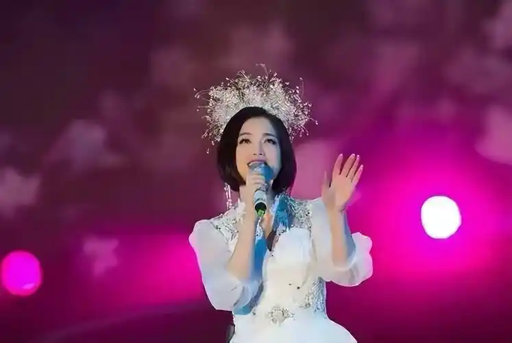 原创歌手白雪中年离异44岁收获姐弟恋如今生活状况如何